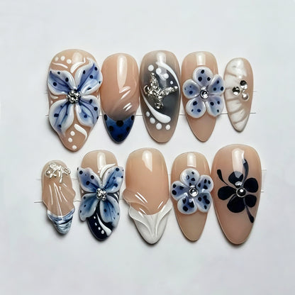 Künstlerisches florales Press-On Nagelkunst-Set mit Schmuckakzenten Brehn