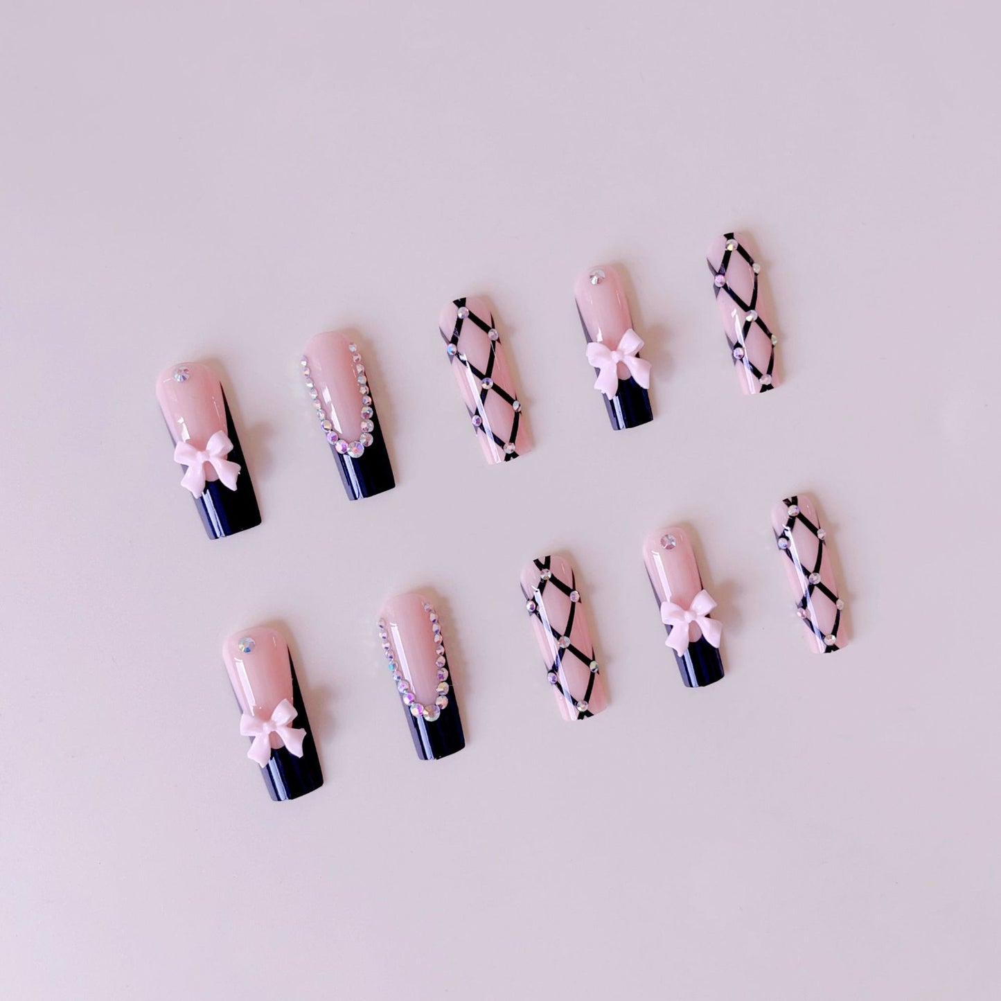 Kunstnagelset mit glamourösen Strass- und Schleifenakzenten Brehn