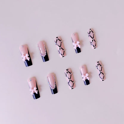 Kunstnagelset mit glamourösen Strass- und Schleifenakzenten Brehn