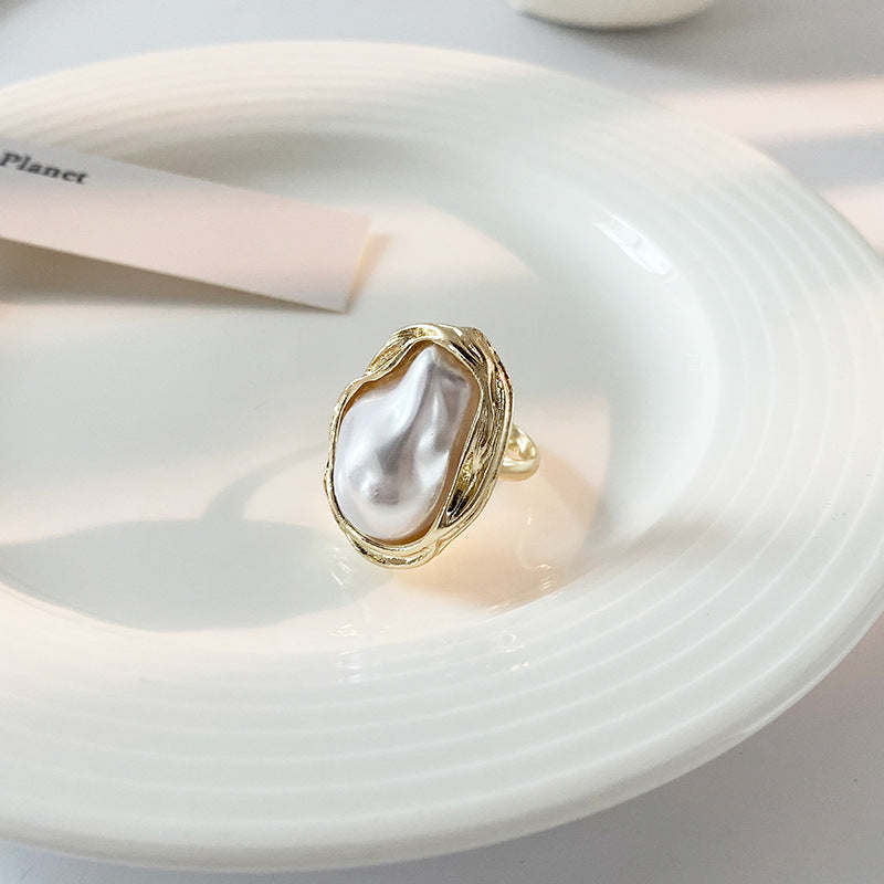 Eleganter Perlring mit Einzigartigem Design Von Brehn