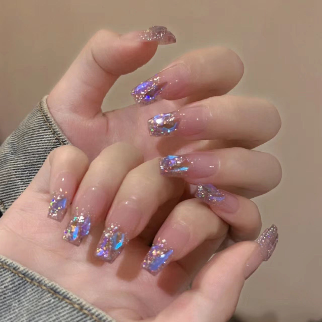 Kunstnagelset mit funkelnden Glitzer- und holografischen Akzenten Brehn