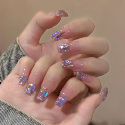Kunstnagelset mit funkelnden Glitzer- und holografischen Akzenten Brehn