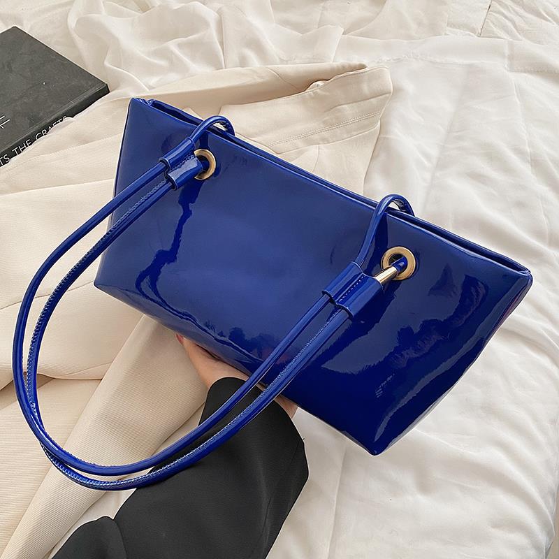 Glänzende Patentanleder-Handtasche