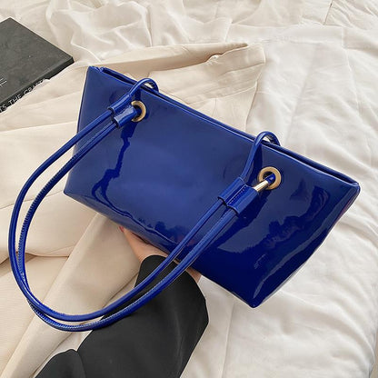 Glänzende Patentanleder-Handtasche