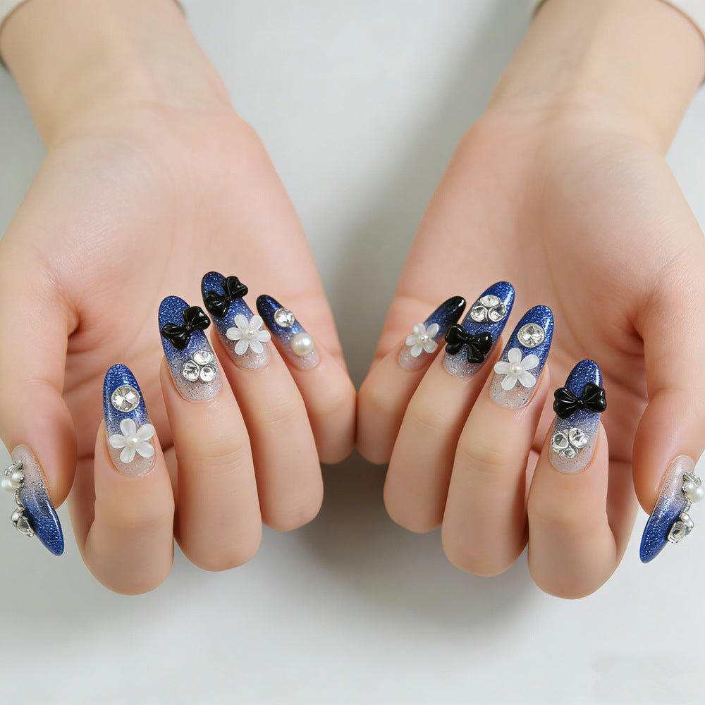 Dekorative Glam Nagelspitzen