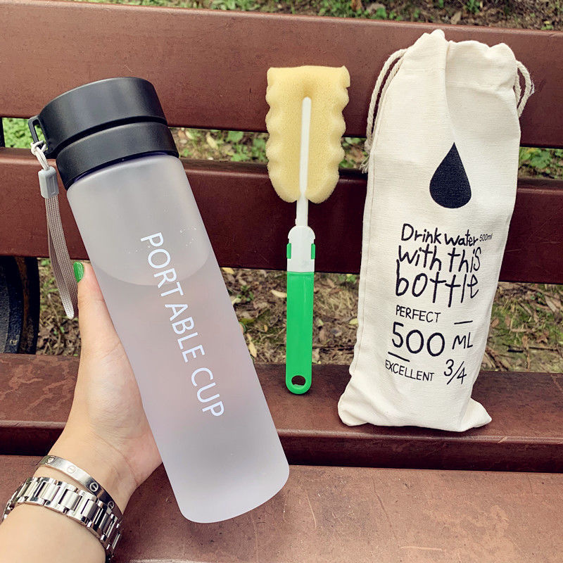 Damen tragbare Wasserflasche mit praktischem Reinigungssystem Brehn