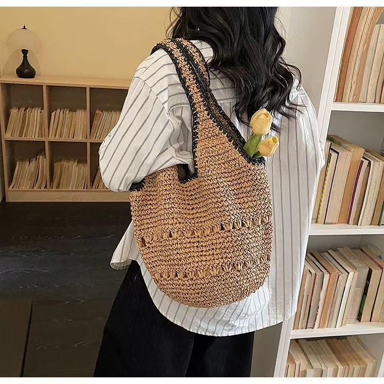 Handtasche Aus Geflochtenem Naturmaterial mit Minimalistischer Struktur Brehn