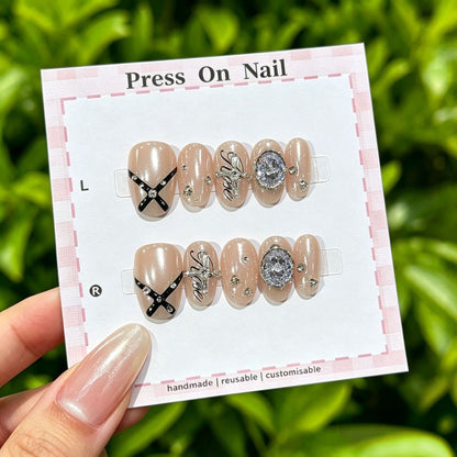 Dekoratives Press-On Nagelkunst-Set mit Kreuz- und Edelsteinakzenten