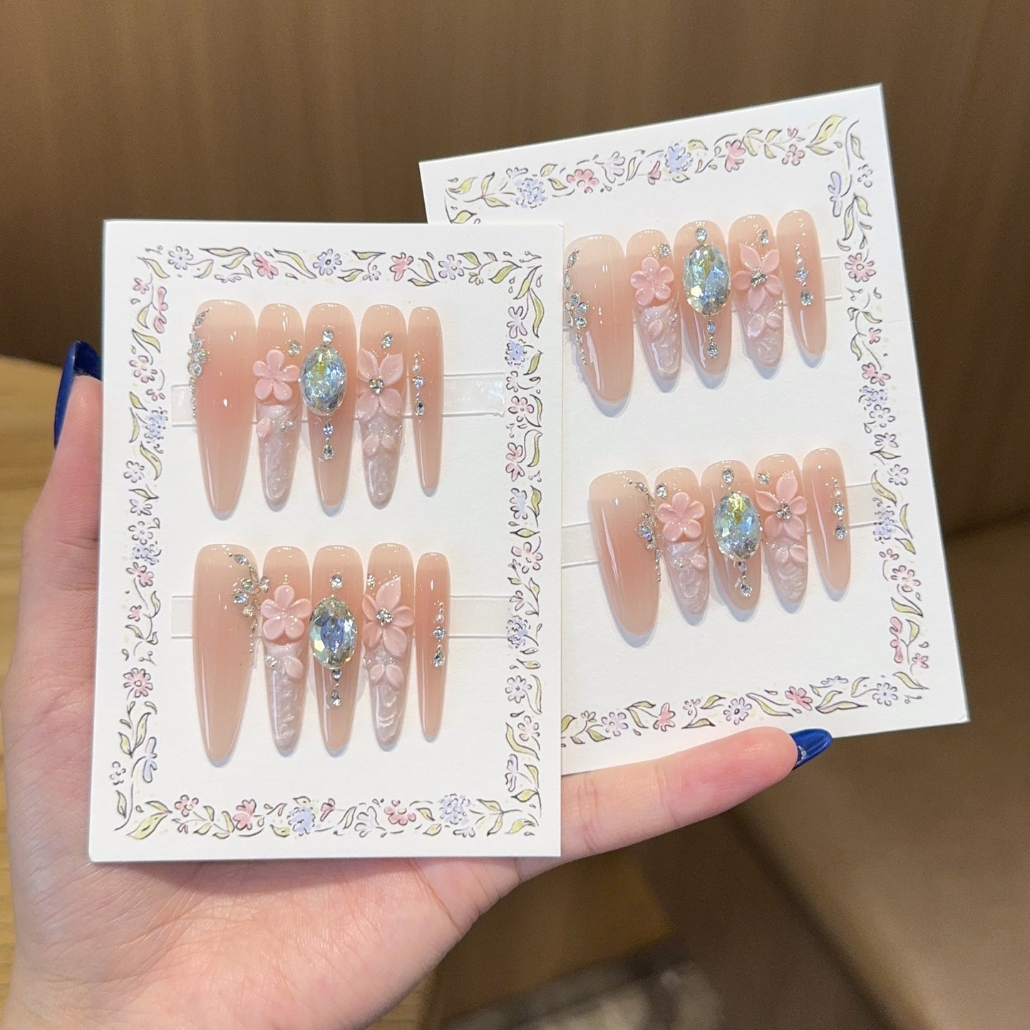 Künstliche Kunstnägel mit Floralen Verzierungen und Glitzerdetails Brehn