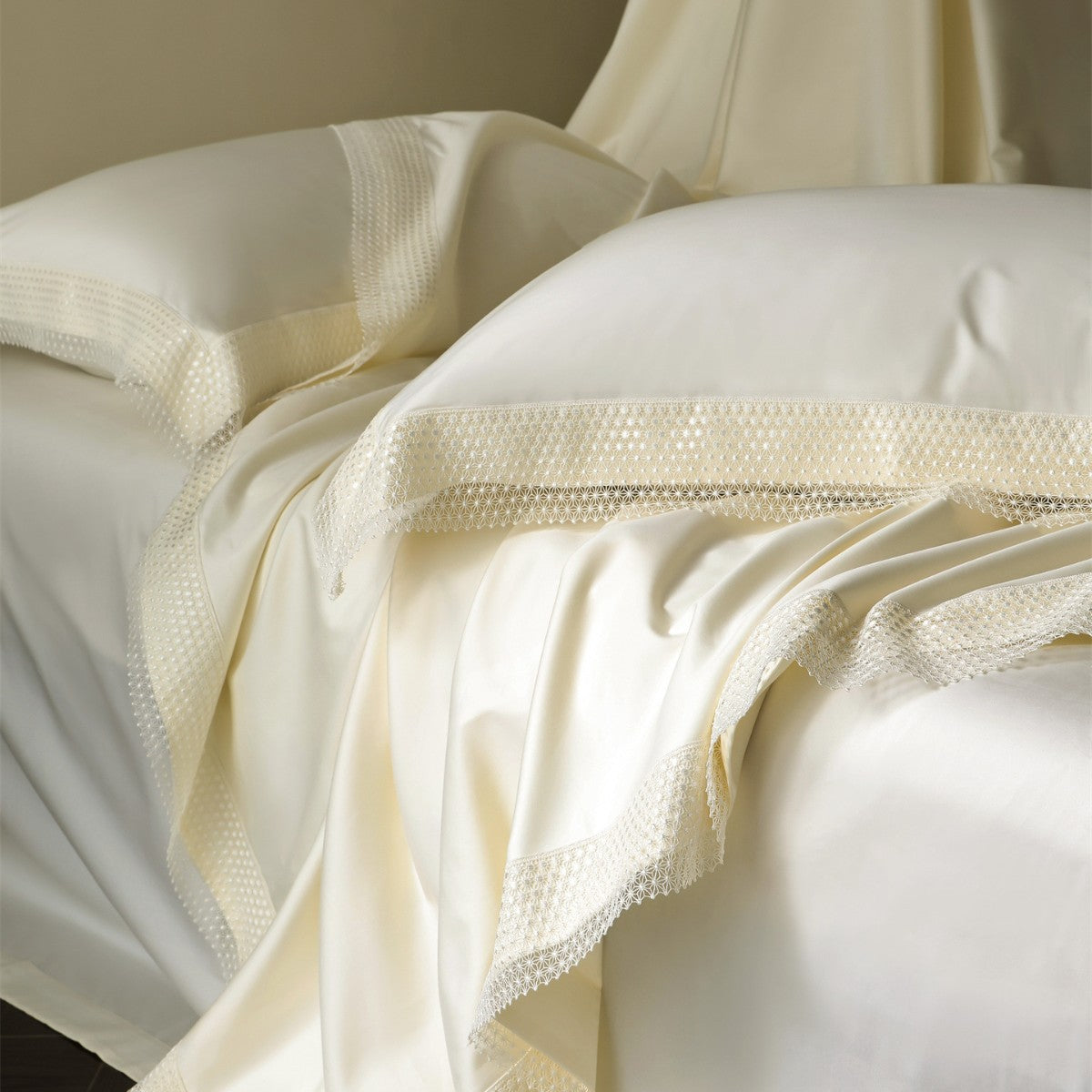 Seidiger Satin Bettwäsche und Euro Kissenbezug Set mit geometrischer Spitzenbordüre