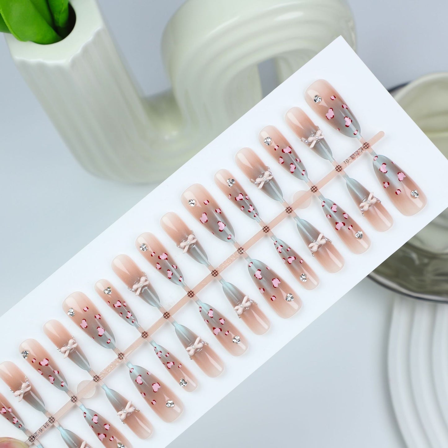 Dekorativer Herzdesign Press-On Nagelset Brehn