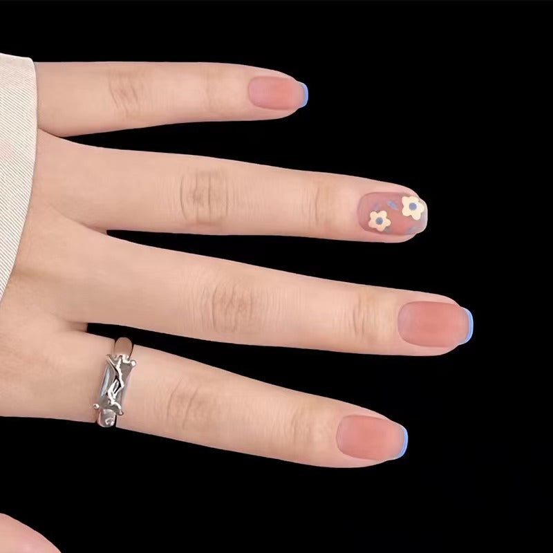 Kreatives Nageldesign mit floralen Akzenten Brehn