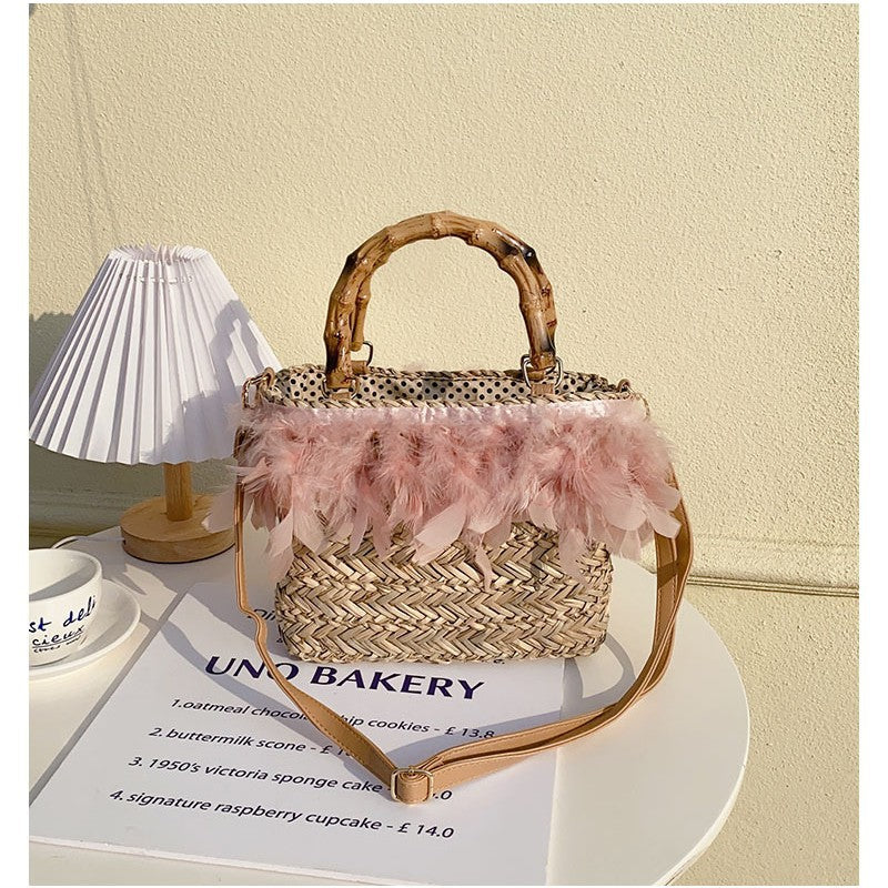 Damen Handtasche mit eleganter Federverzierung und strukturiertem Korbdesign Brehn