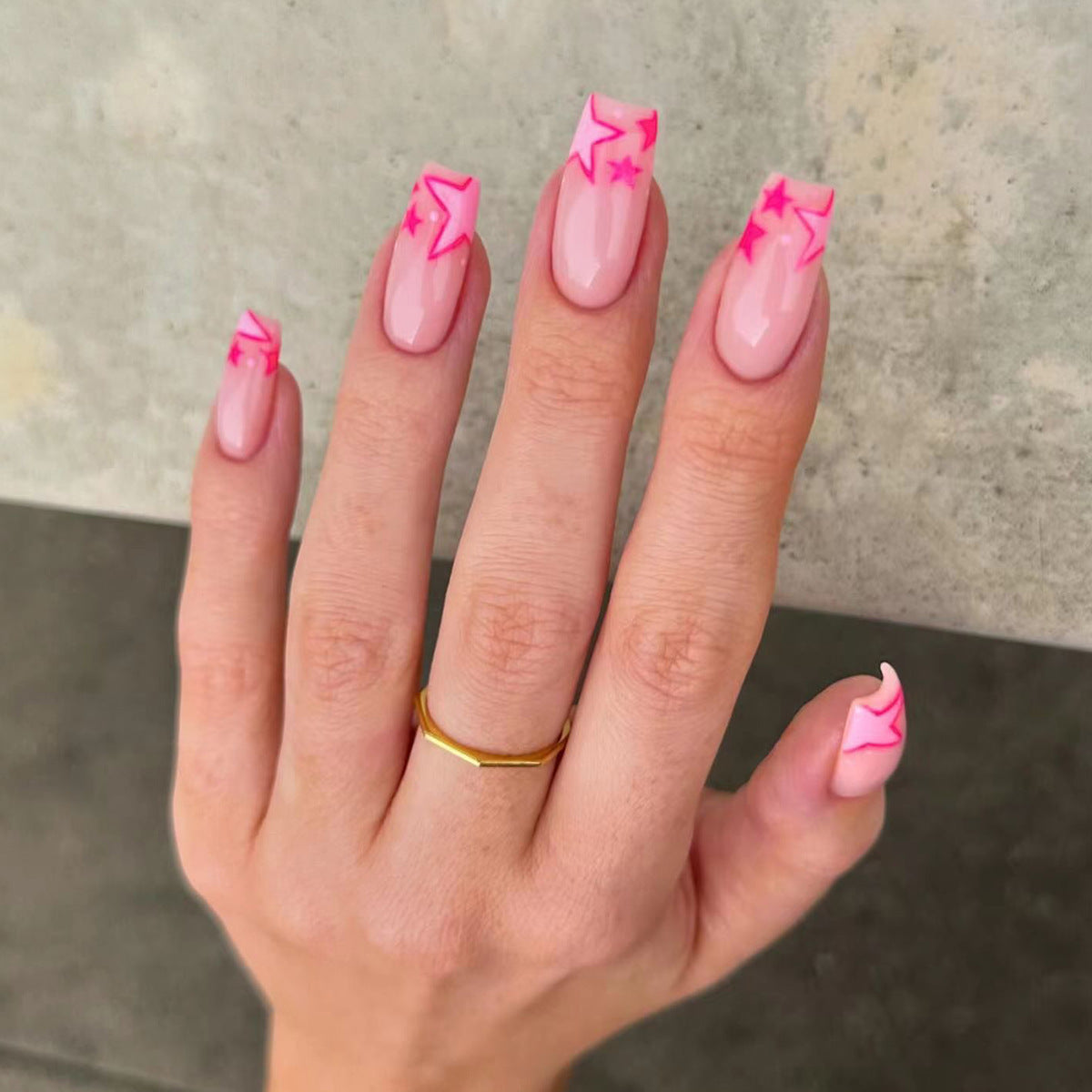 Kunstvolle Nagelkunst mit neonfarbenen Sternen Brehn