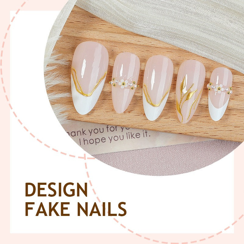 Kunstnagelset mit Goldakzenten und Blumendesigns Brehn