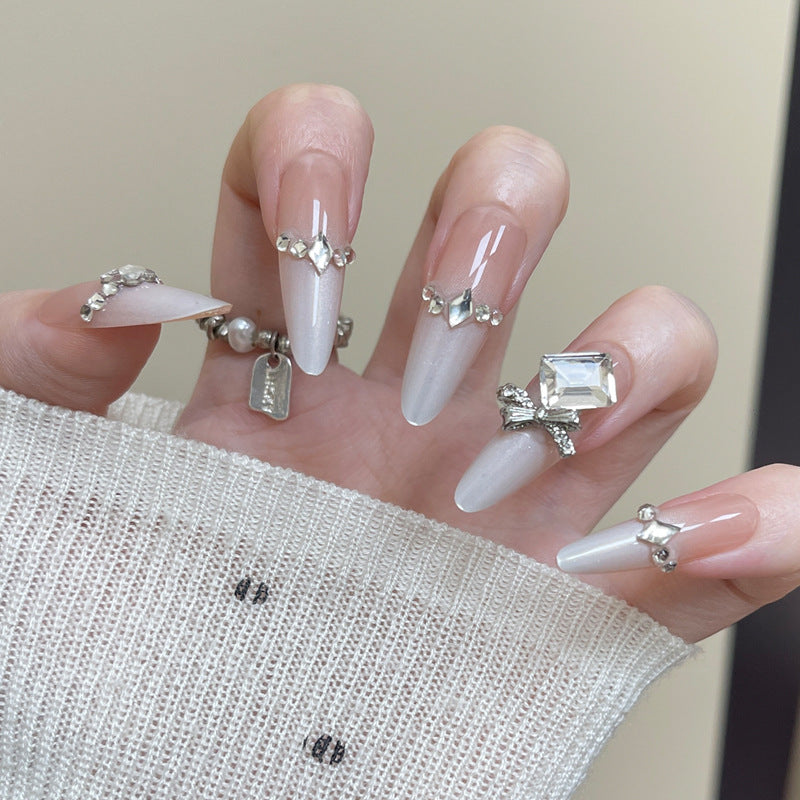 Glamouröse Stiletto Press-On Nagelset mit Strassverzierungen Brehn