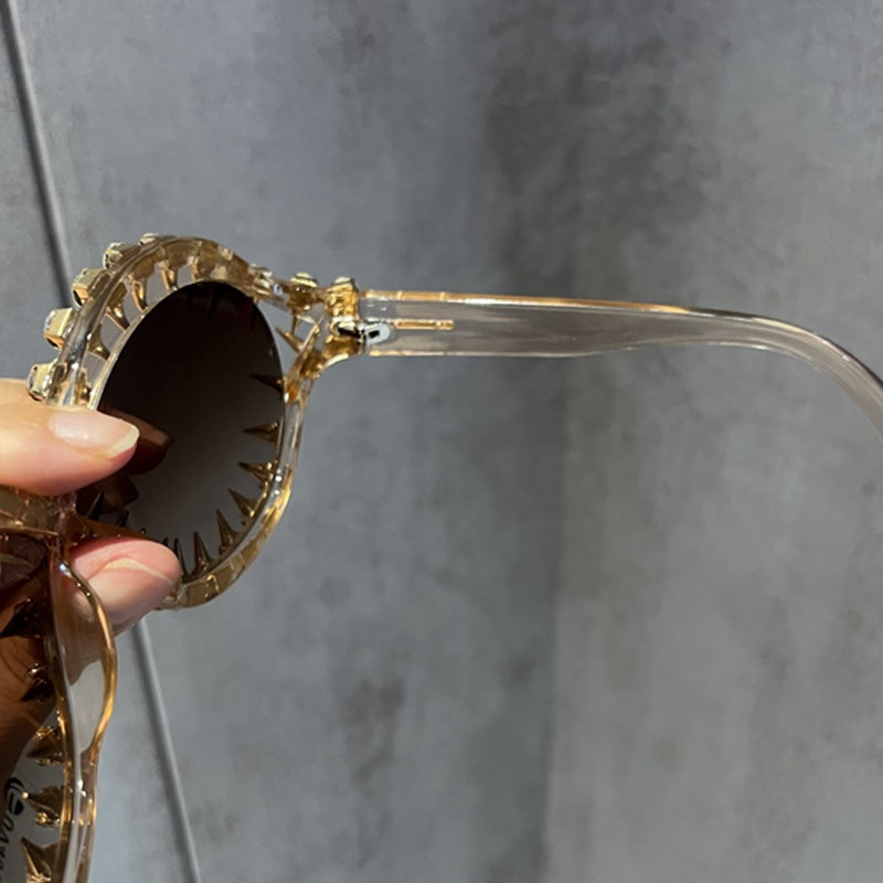 Damen stilvolle Oversize-Sonnenbrille mit auffälligem Nieten-Design Brehn