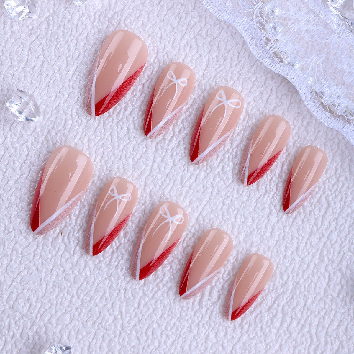Kunstfingernägel Im Eleganten Stiletto-Design mit Schleifen-Akzenten Brehn