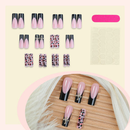 Kunstnagelset mit ästhetischen Akzenten und eleganten Designs Brehn