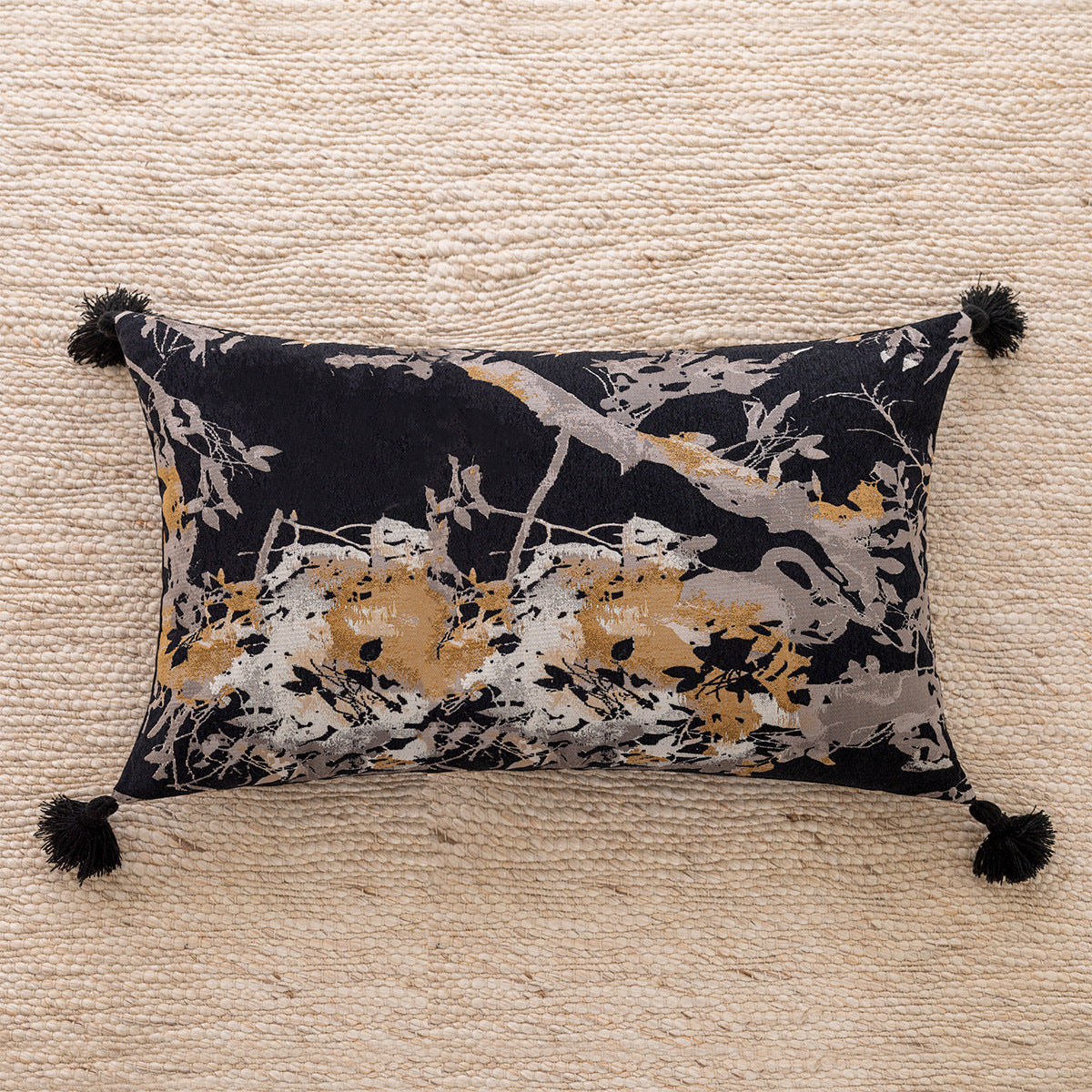 Dekoratives Kissen mit floralem Design und Fransen