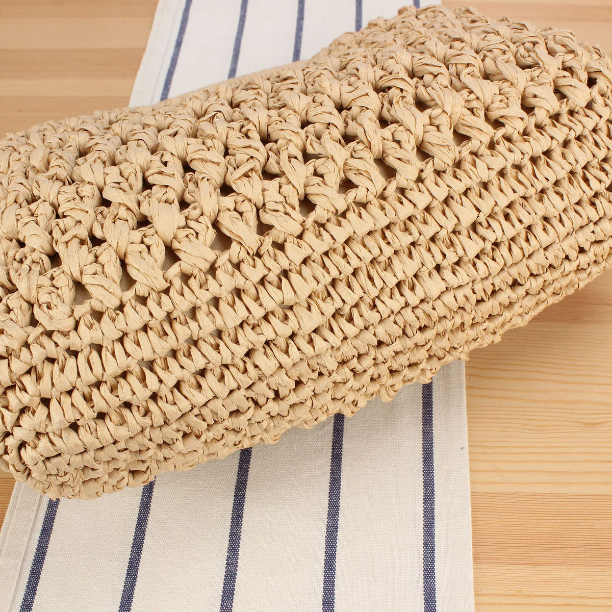 Handtasche Aus Naturbelassenem Geflochtenem Material mit Eleganter Kettenverzierung Brehn