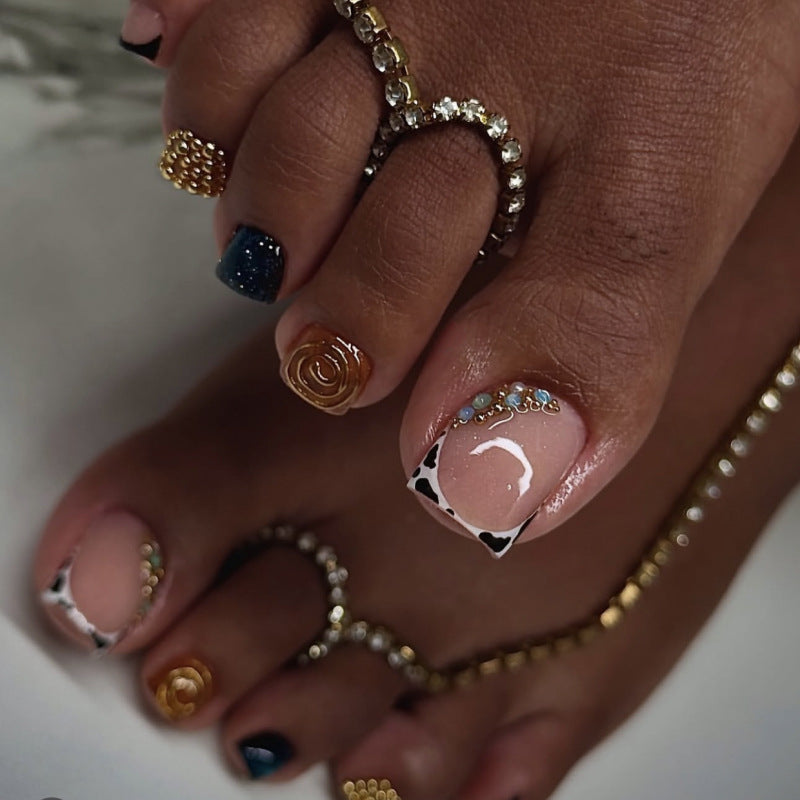 Kunstvolle Fußnagelverzierung mit elegantem Goldakzent Brehn