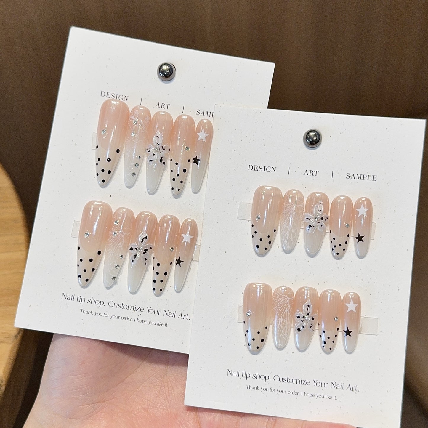 Kunstnägel Set mit Kreativen Designs und Schimmernden Akzenten Brehn