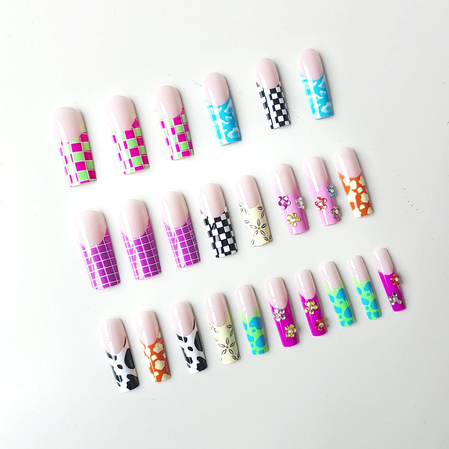 Kunstnagelset mit kreativen Designs und schimmernden Akzenten Brehn