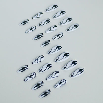 Künstlerisch von Flamme inspiriertes Stiletto-Nageldesign
