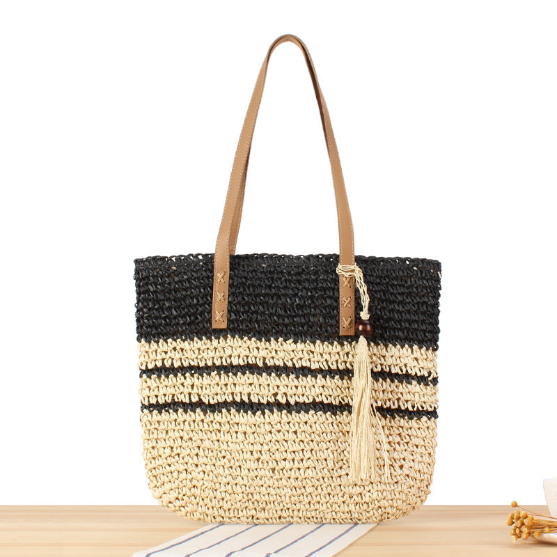 Handtasche Aus Geflochtenem Naturmaterial mit Dekorativem Quastenanhänger Brehn