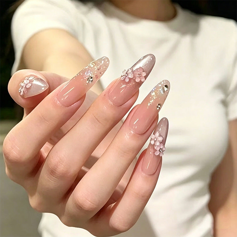 Kunstnagelset mit floralen 3D-Applikationen und Glitzerakzenten Brehn