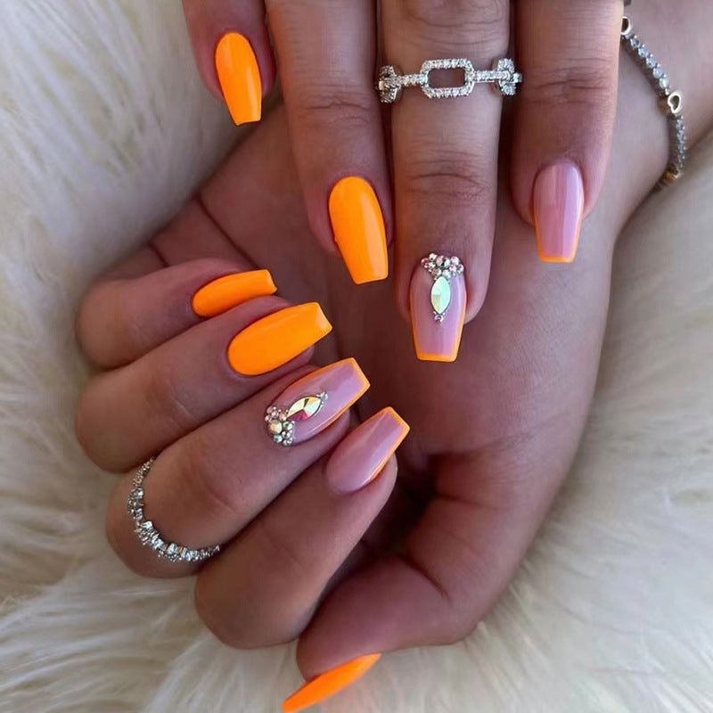 Kunstnagelset mit trendigen Neonfarben und strassverzierten Akzenten Brehn