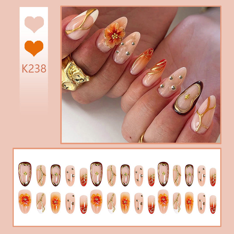 Kunstnagelset mit floralen Akzenten und Glitzerelementen Brehn