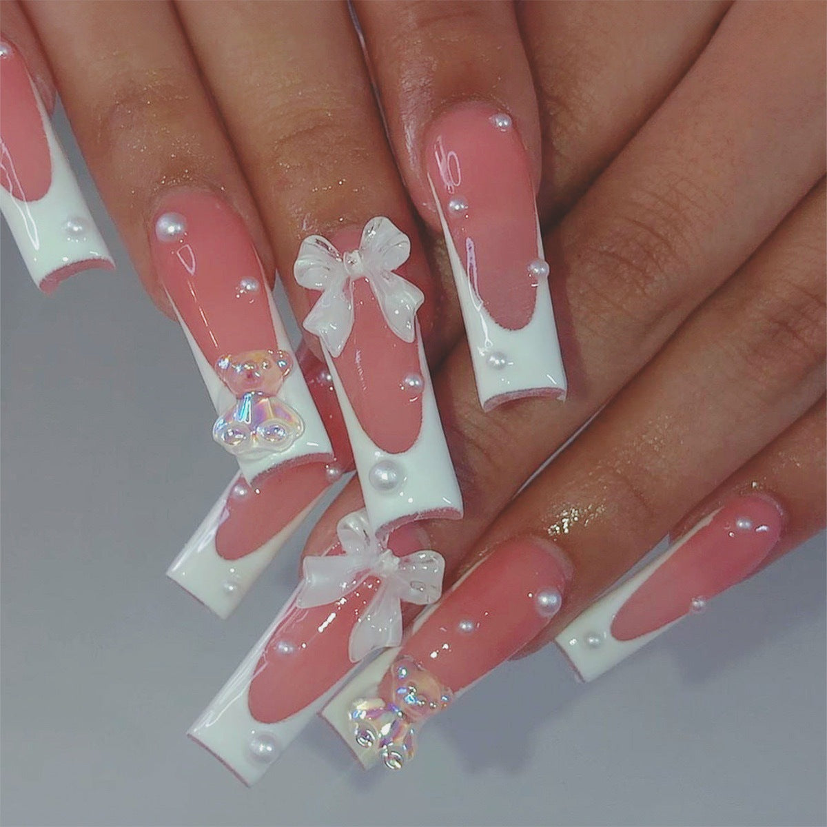 Kunstnagelset mit eleganten 3D-Schleifen und Glitzerakzenten Brehn