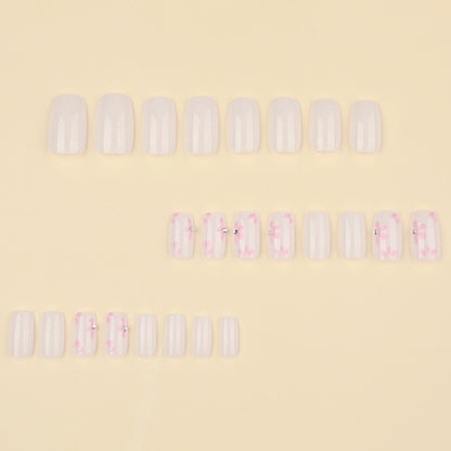 Kunstvolle Nagelkunst mit zarten Blütenmotiven Brehn