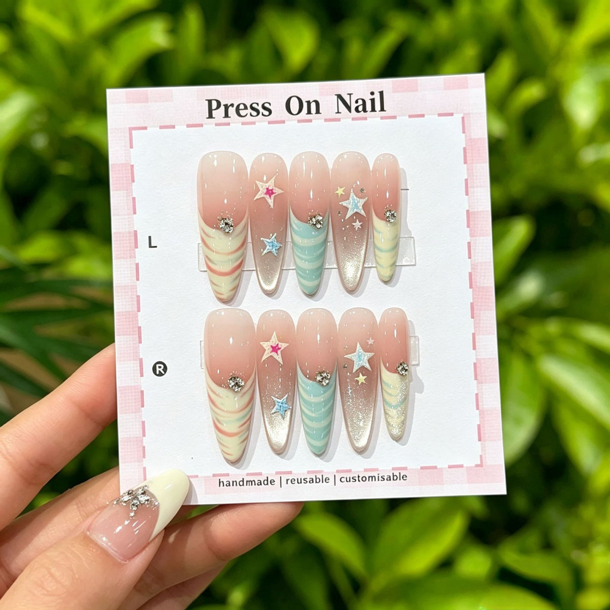 Künstlerisches Press-On Nail Art Set mit niedlichen Charakteren und Schleifenakzenten