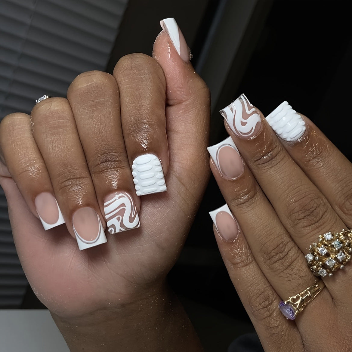 Künstlerisches Press-On-Nagelset mit Marmor- und Texturdesign Brehn