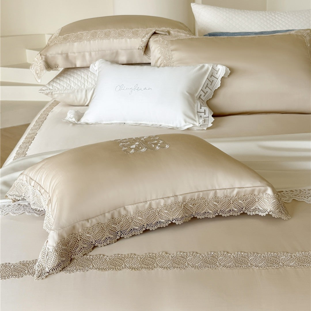 Seidenbesticktes Blumensatin-Bettwäsche-Set mit Spitzenbesatz-Kissenbezügen