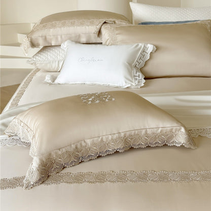 Seidenbesticktes Blumensatin-Bettwäsche-Set mit Spitzenbesatz-Kissenbezügen