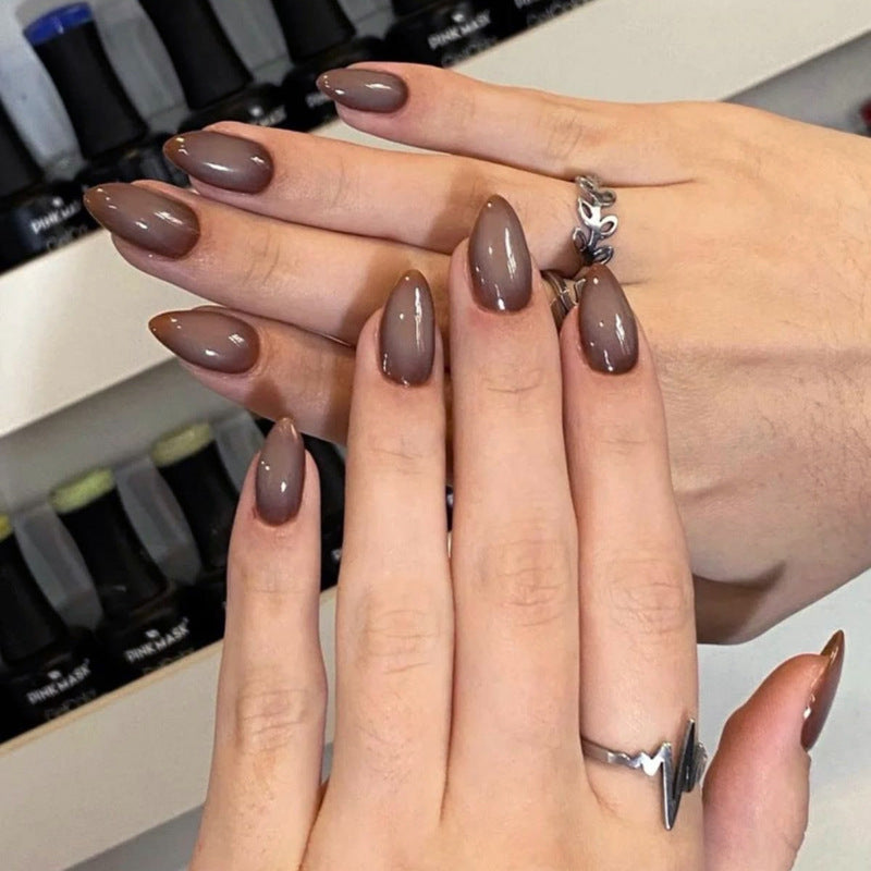 Kunstvolle Nagelverlängerungen im eleganten Bananen-Design Brehn