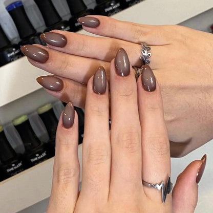 Kunstvolle Nagelverlängerungen im eleganten Bananen-Design Brehn