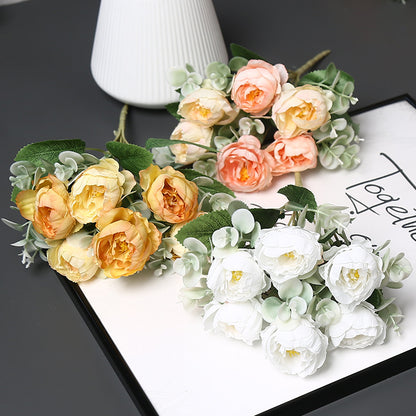 Dekorative Blumenarrangement für Tischdekoration