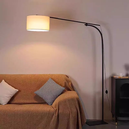 Verstellbare Bogenfußlampe mit elegantem Schirm