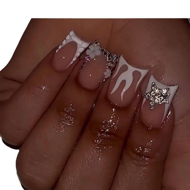 Dekorative mit Juwelen verzierte Nagelkunst Brehn