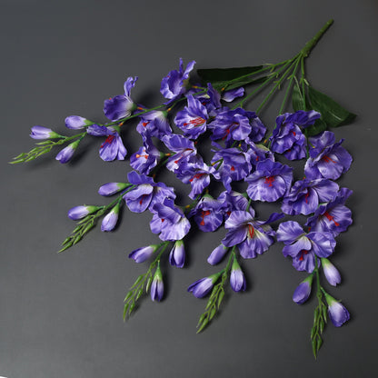 Lebensechte dekorative Blumenstrauß