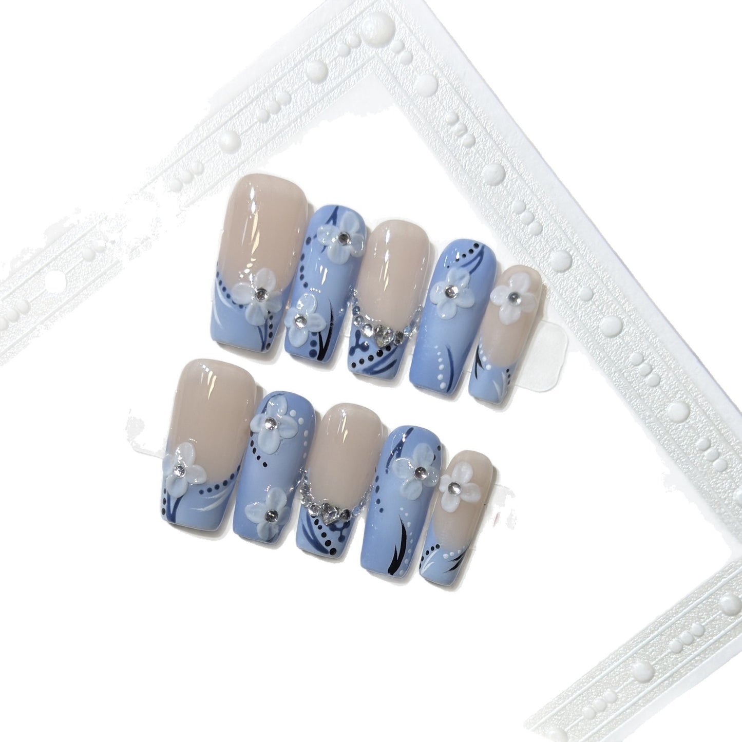 Dekoratives Press-On Nagelkunst-Set mit floralen und edelsteinartigen Details Brehn