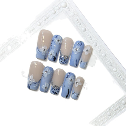 Dekoratives Press-On Nagelkunst-Set mit floralen und edelsteinartigen Details Brehn
