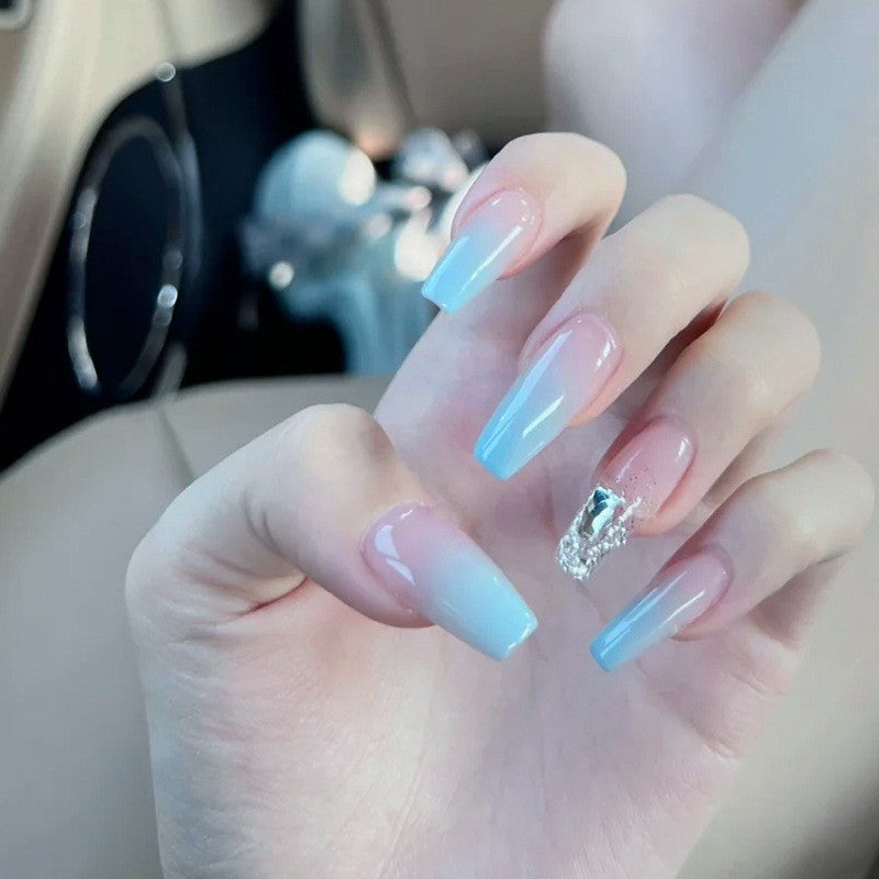 Kunstnagelset mit eleganten Ombre- und Glitzerakzenten Brehn