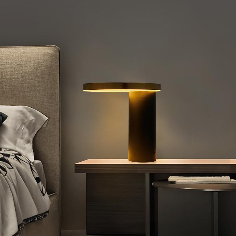 Minimalistische Tischlampe mit metallic Akzent