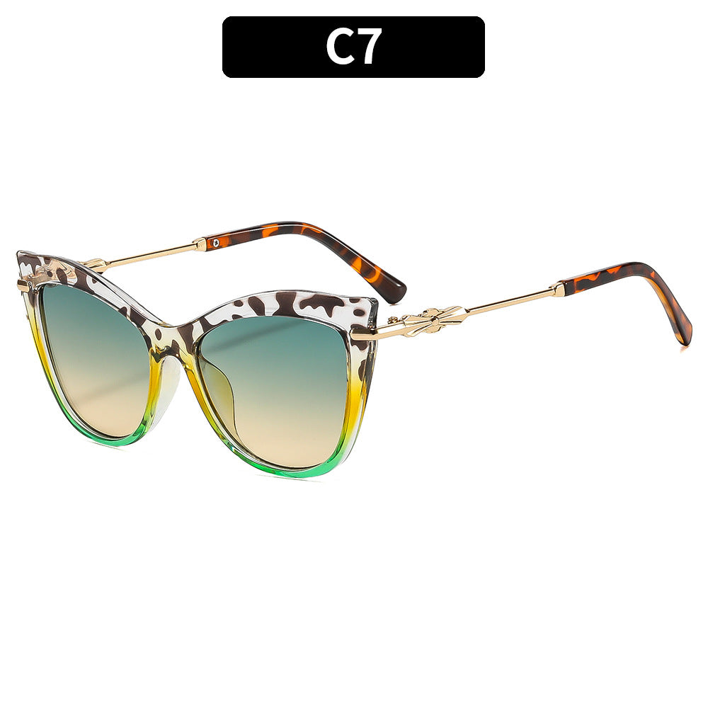 Elegante Cat-Eye-Sonnenbrillen mit luxuriösen goldenen Akzenten